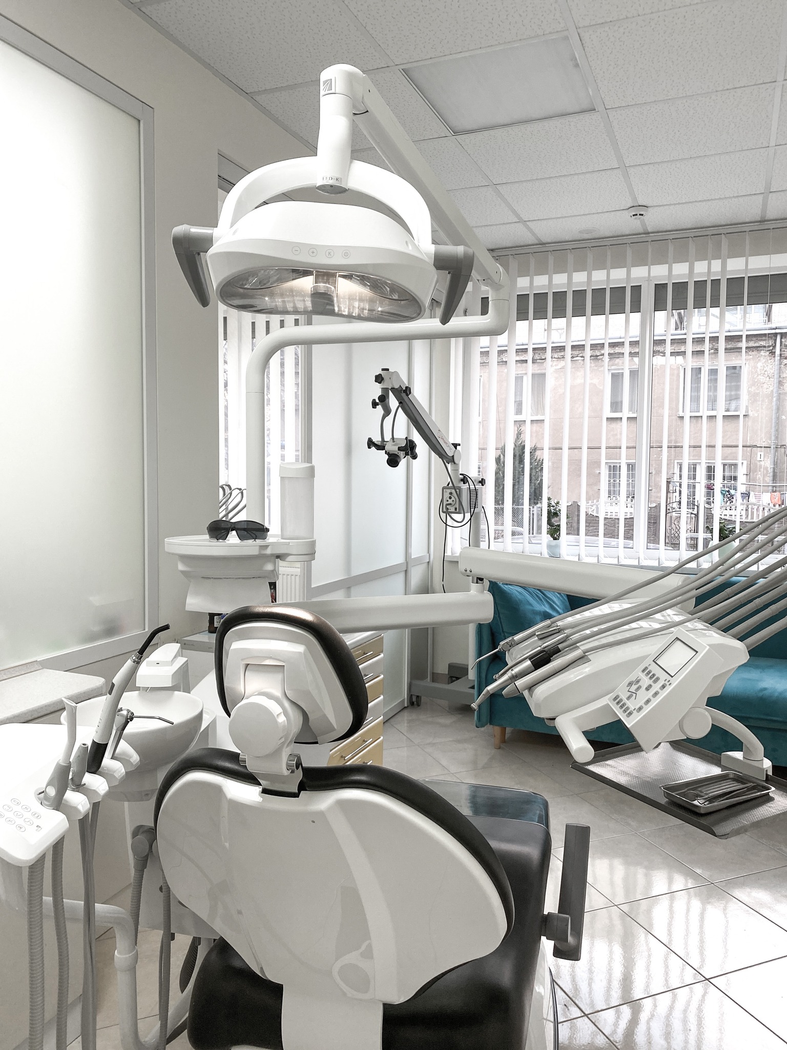 Сучасне стоматологічне крісло для комфорту пацієнтів